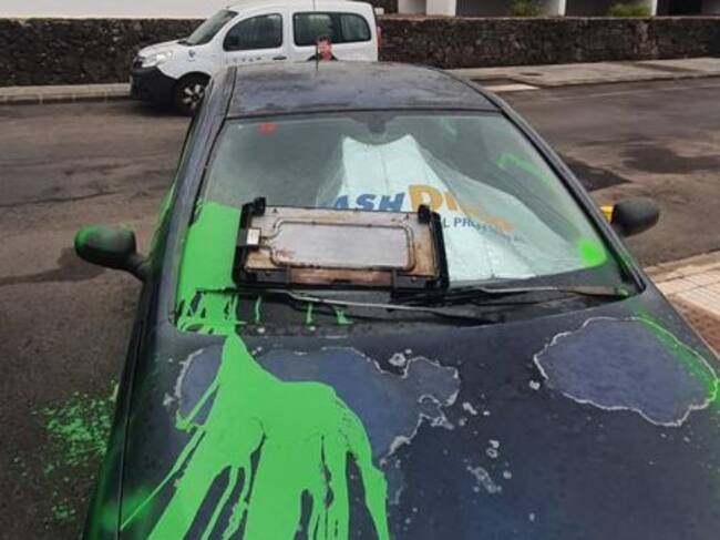 La plancha de cocina sobre el coche de la pareja del concejal.