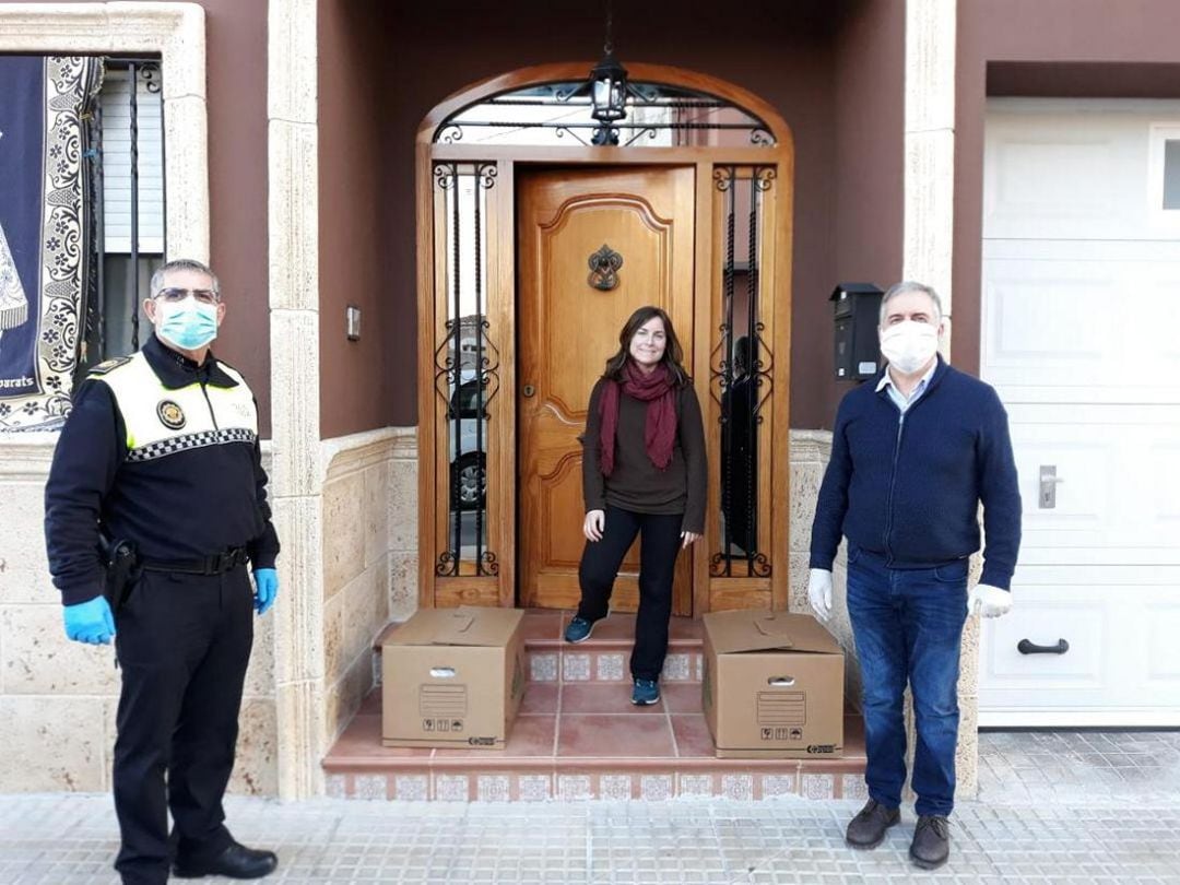 Entrega de material para confeccionar las batas