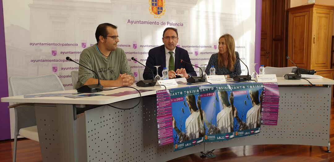 De izquierda a derecha, el presidente de la Asociación de Vecinos del Barrio del Cristo, Guillermo Barrios, el Alcalde de Palencia, Alfonso Polanco, y la concejala de cultura, Carmen Fernández