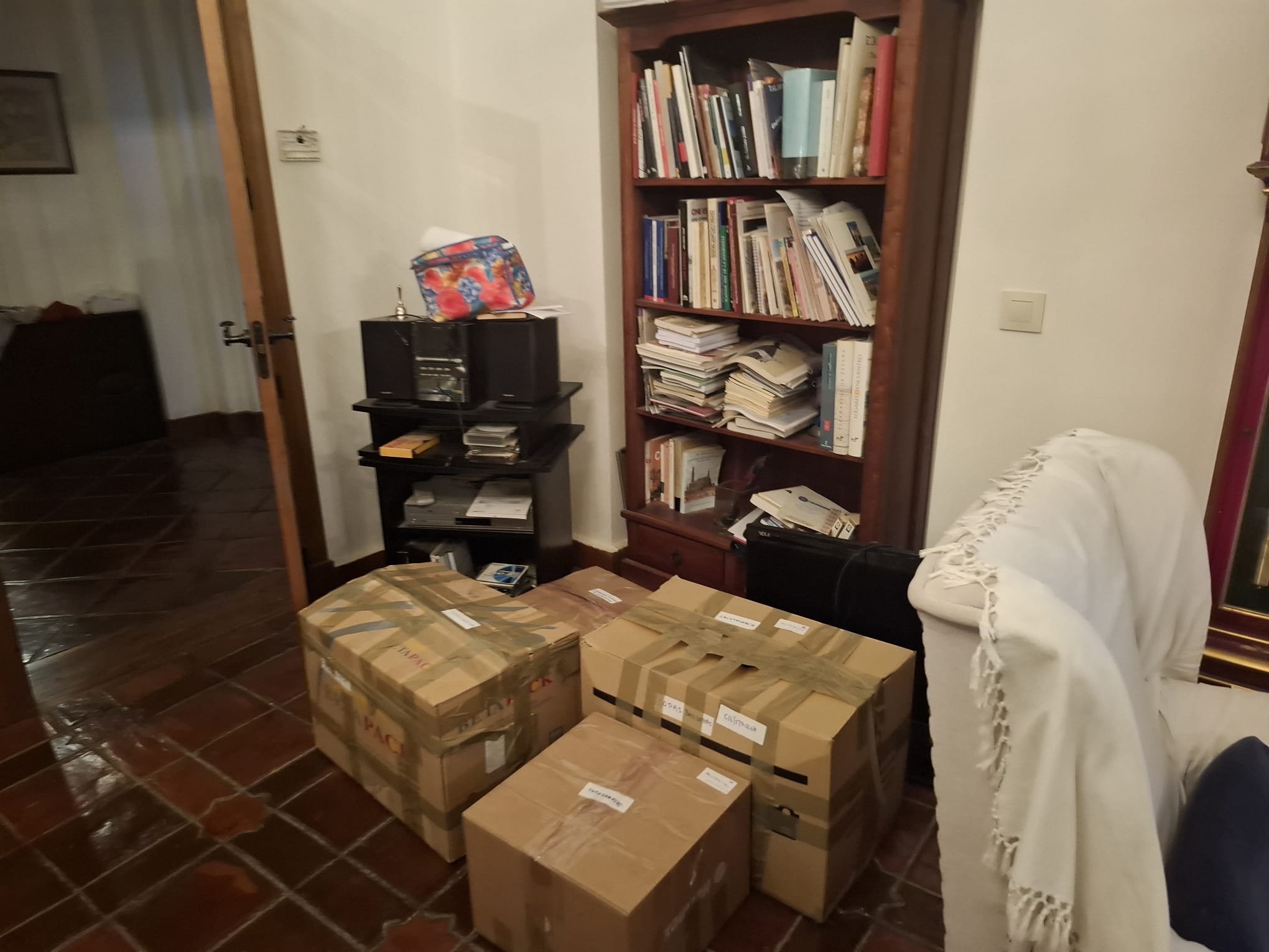 El concejal socialista, Roberto Gallegos, asegura que están recogiendo sus bienes para abandonar el domicilio