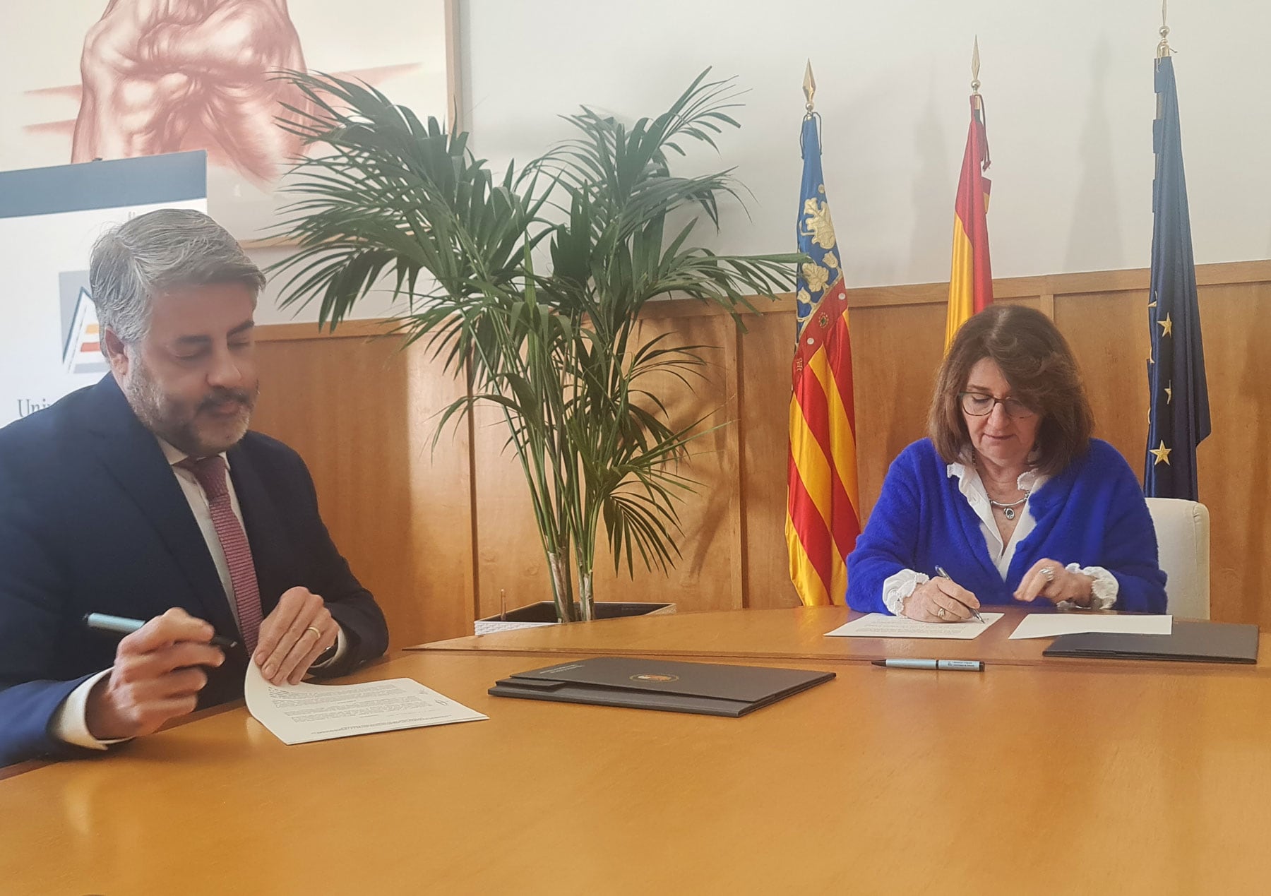 Pablo de Gracia y Amparo Navarro, en el instante de la firma del convenio entre las entidades que ambos representan