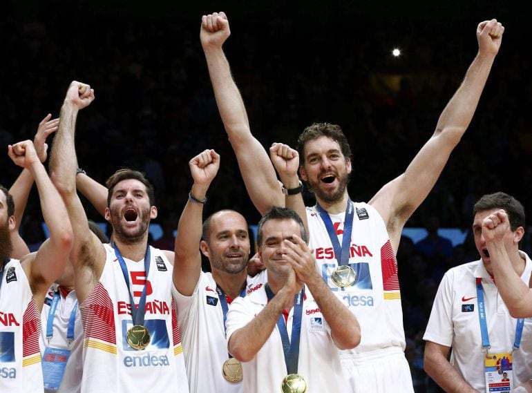 La selección española de baloncesto celebra la medalla de oro en el Eurobasket de Francia 2015