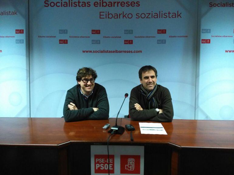 Eneko Andueza, secretario general de los socialistas eibarreses, y Miguel de los Toyos, alcalde de Eibar