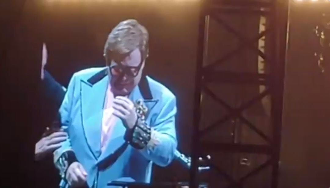 Elton John suspende un concierto al quedarse sin voz