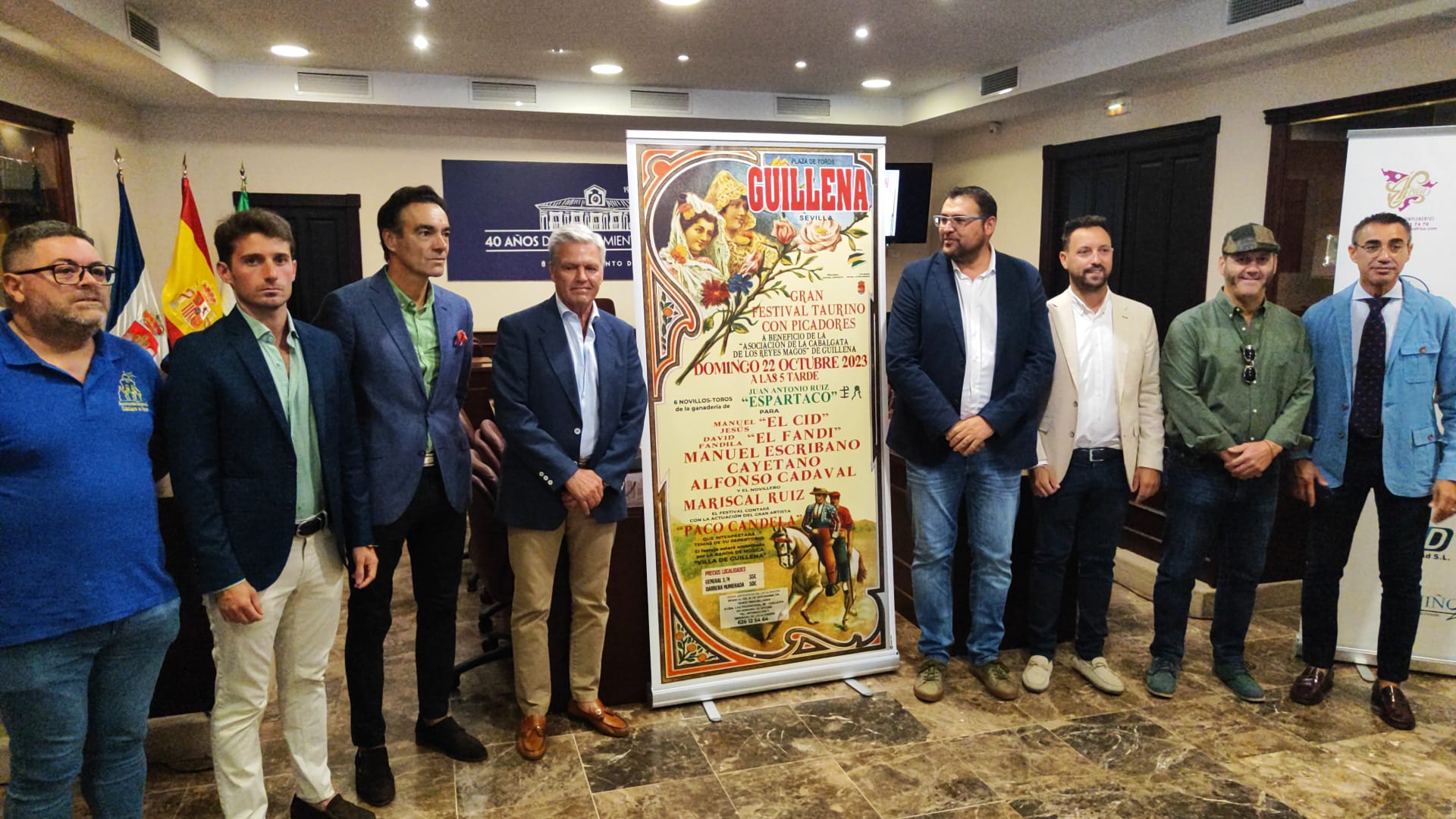 De izquierda a derecha, el presidente de la Asociación de la Cabalgata, Antonio Ángel Delgado; Alfonso Cadaval, El Cid, Espartaco, el alcalde Lorenzo Medina, el organizador del festival, Manuel Expósito; Paco Candela y Emilio Trigo, presentador del acto