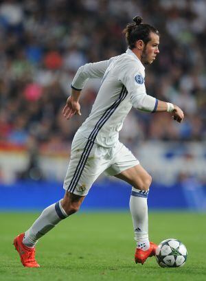 Bale conduce el balón.
