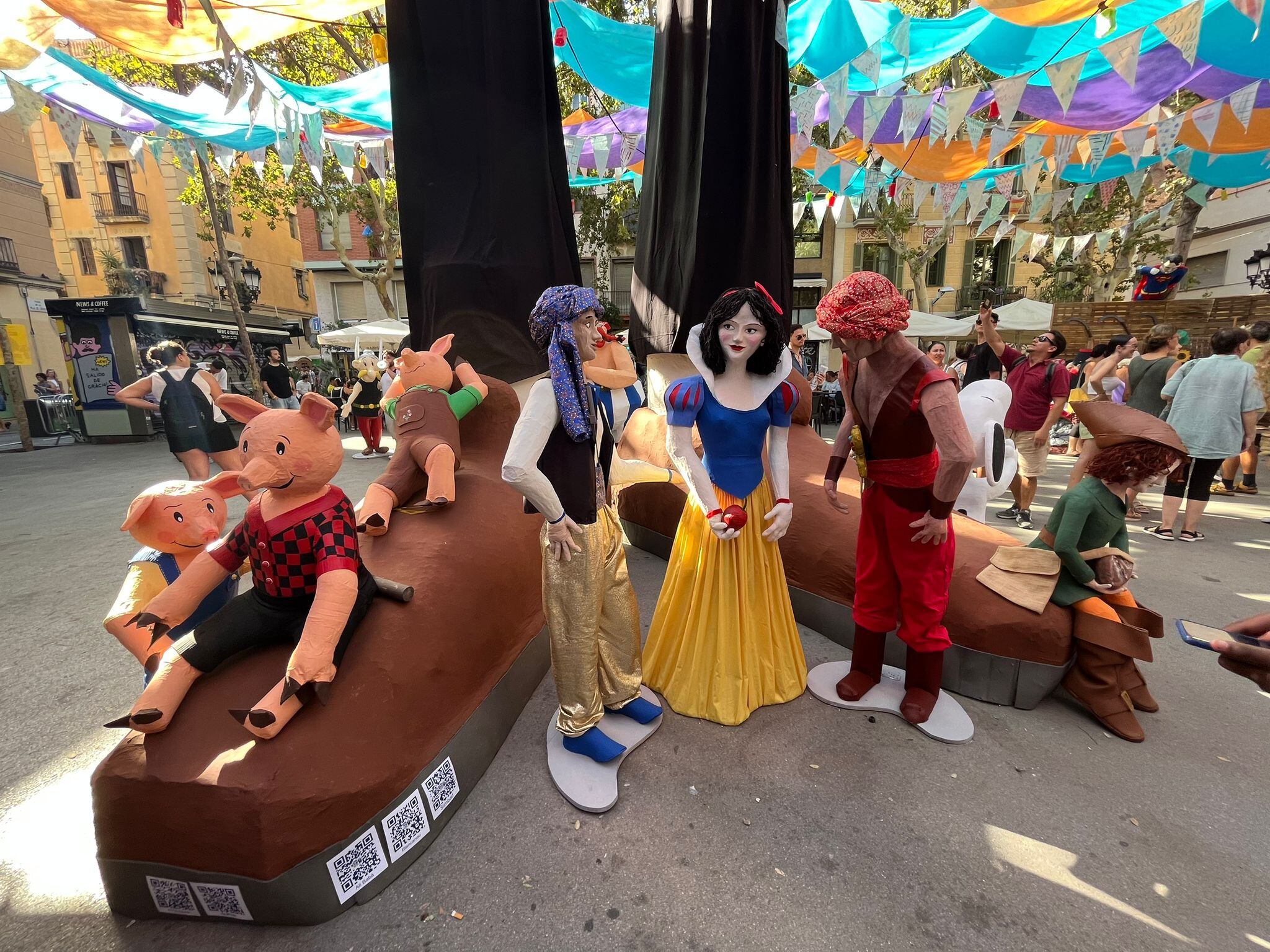 Els personatges de la cançó de Jaume Sisa "Qualsevol nit pot sortir el sol" han ocupat un dels espais guarnits del barri de Gràcia amb motiu de les festes de 2023.