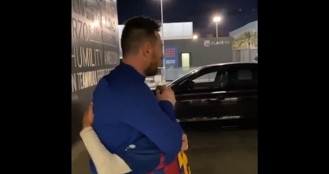 Leo Messi con el pequeño aficionado