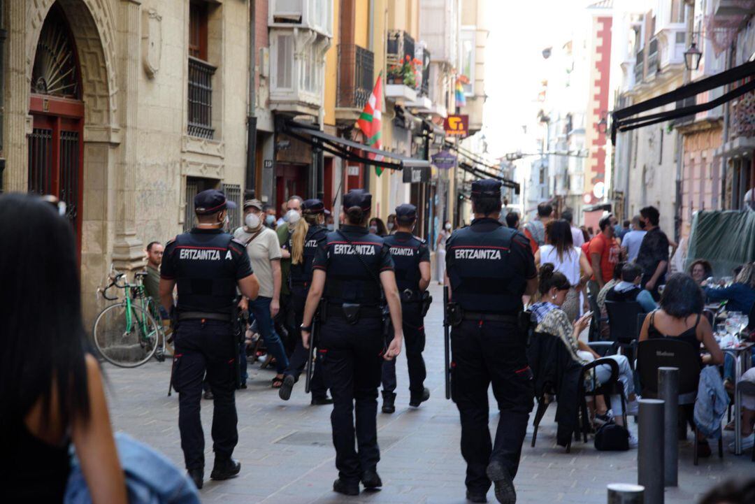 Agentes de la Ertzaintza patrullando por las calles, en una imagen de archivo