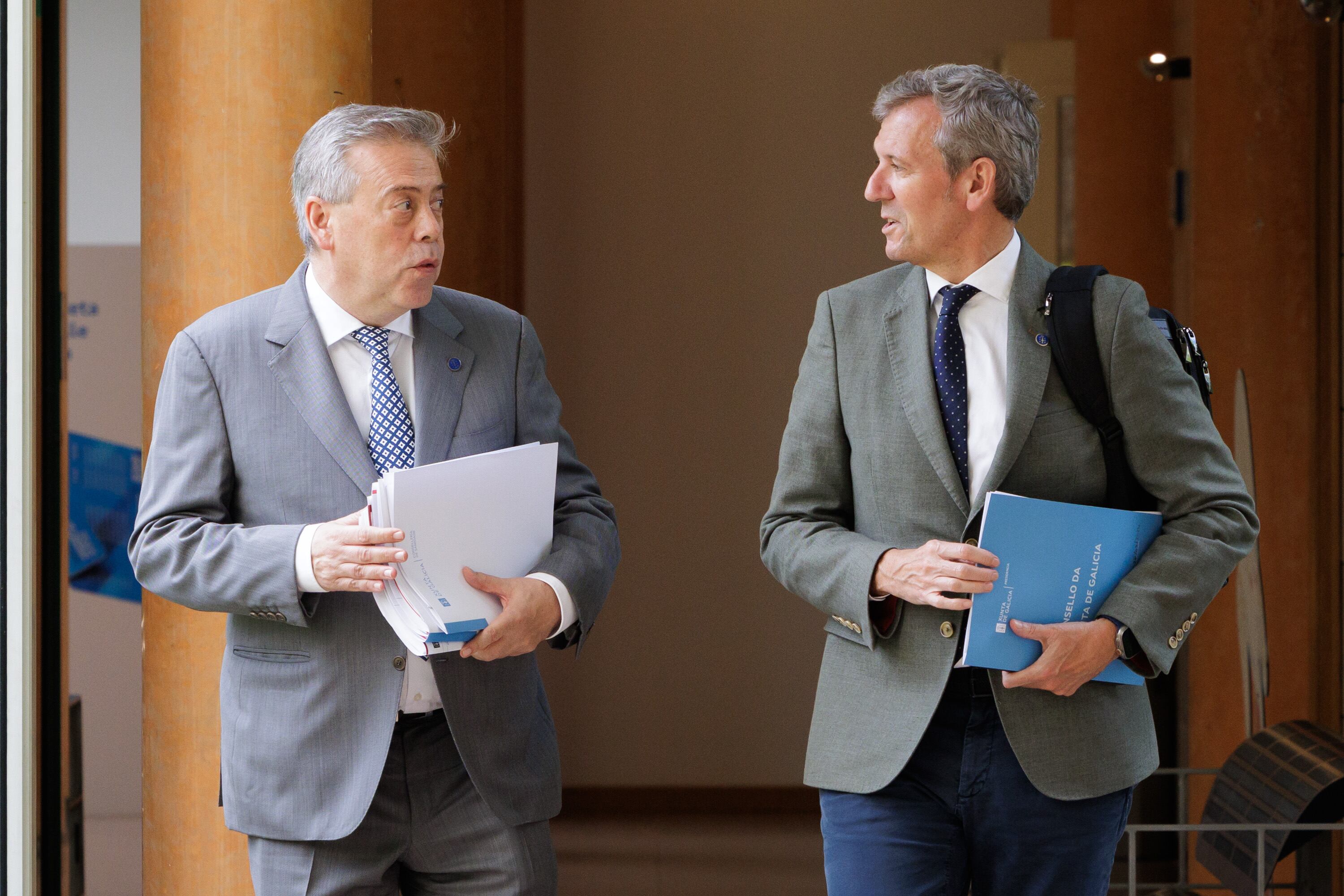O titular do Executivo galego, Alfonso Rueda, acompañado pola conselleira de Sanidade, Antonio Gómez Caamaño, na rolda de prensa posterior á reunión do Consello da Xunta. Sala do Consello, 28/07/25.