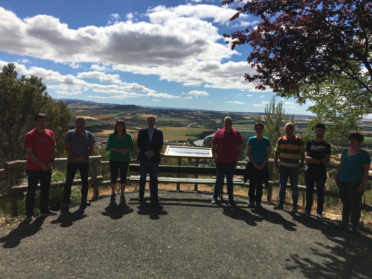 Inauguración en Larraga de la Red de Senderos a Pie de la Zona Media