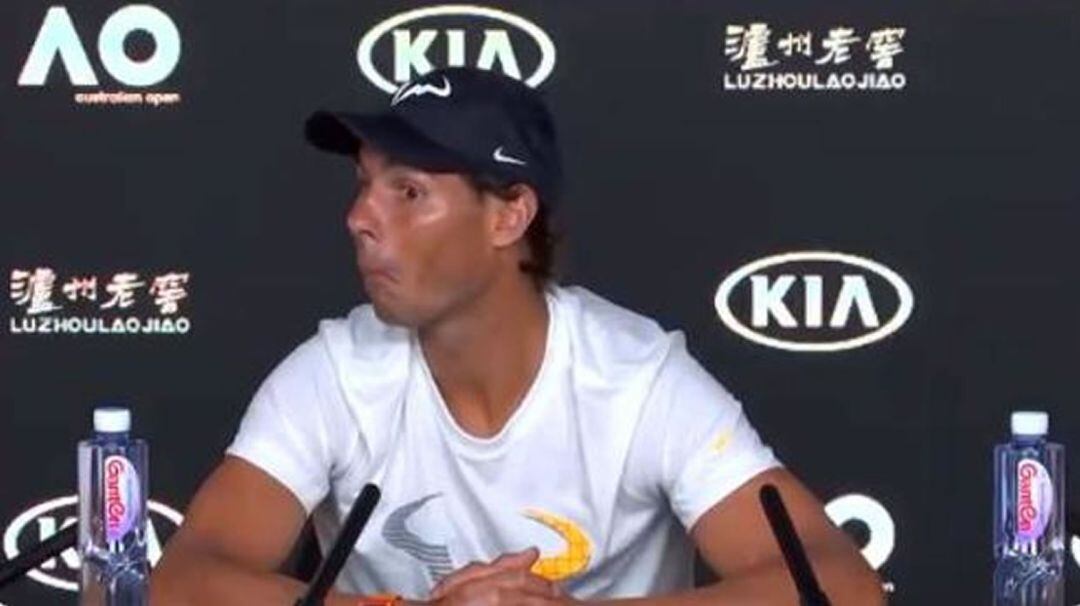Nadal, con cara de asombro al ver un periodista dormido en la sala de prensa