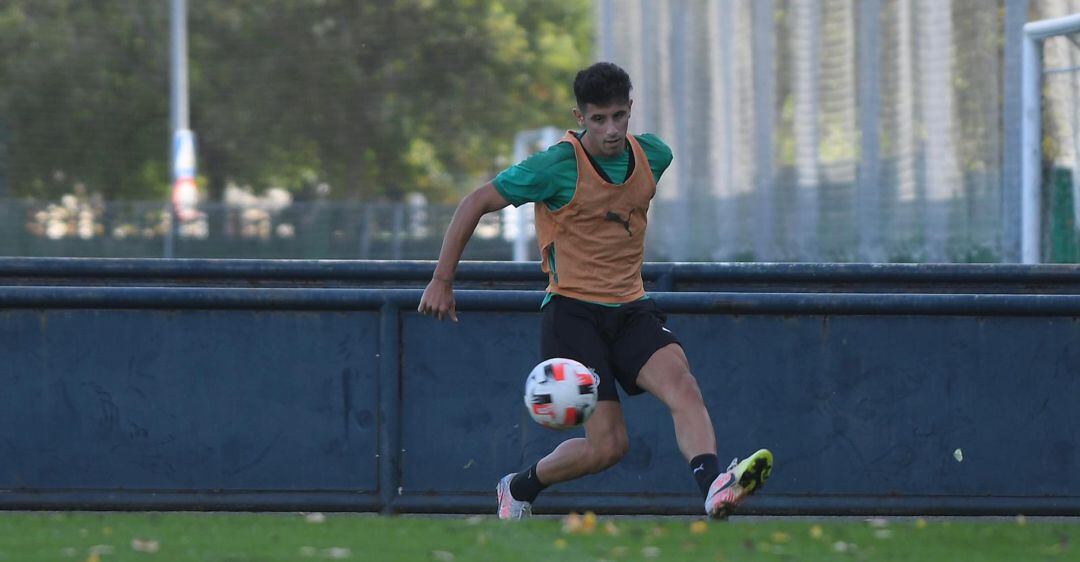 Camus centra un balón durante el entrenamiento