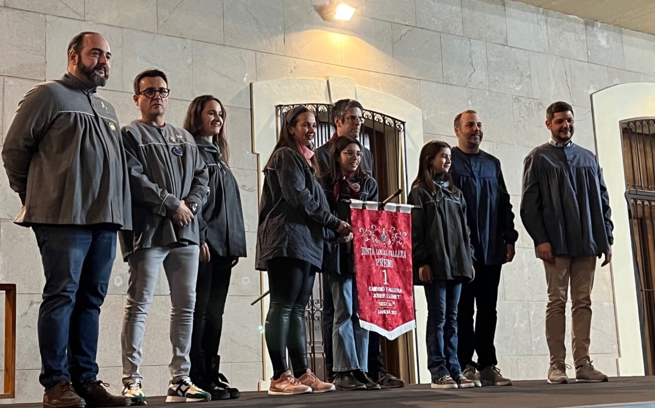 Los representantes de la falla Avinguda República Argentina junto a Fermí Romaguera, al recoger su banderín.