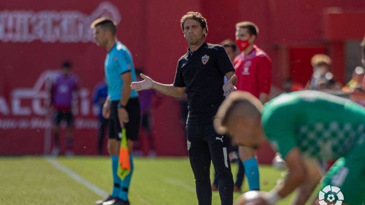 El Almería va primado y al límite