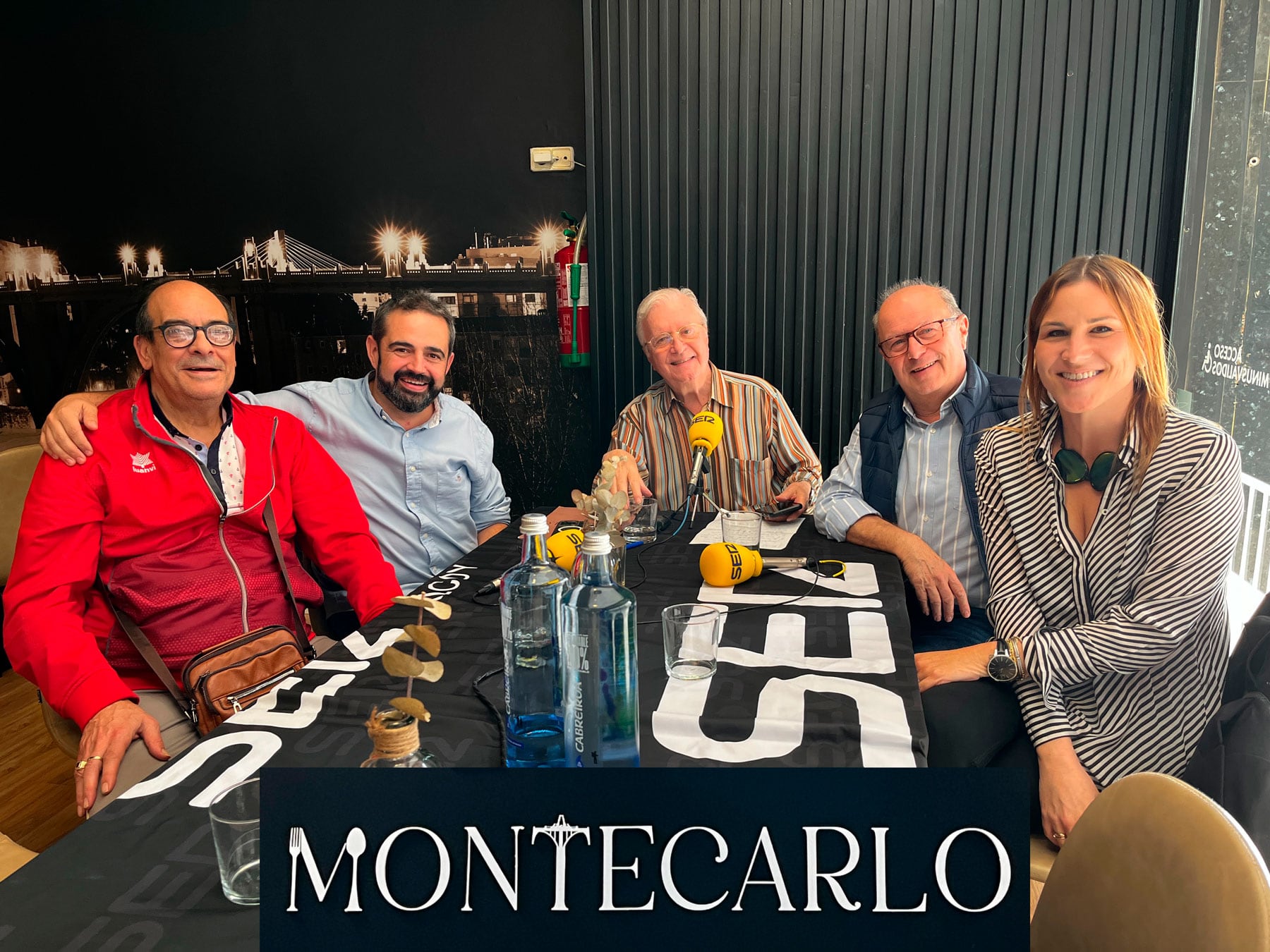 Paco Aznar con Pepe Cortés, Salvador Albero, Rafa Domínguez y Ana Gisbert, en el Salón Montecarlo