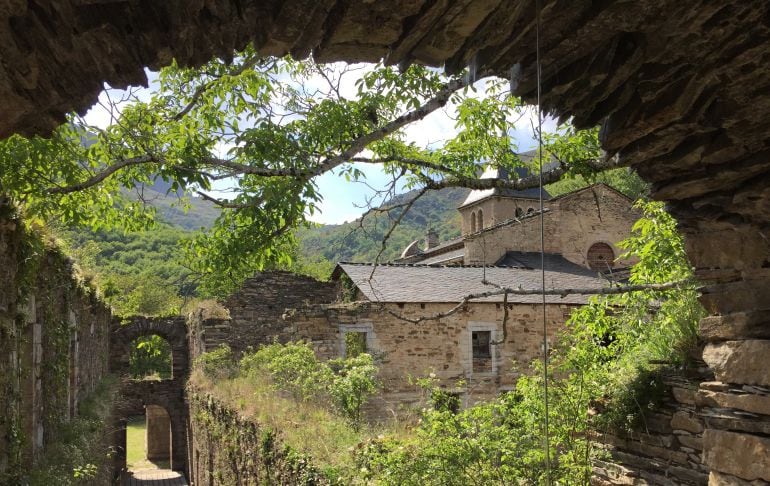 Imagen del claustro de San Pedro de Montes