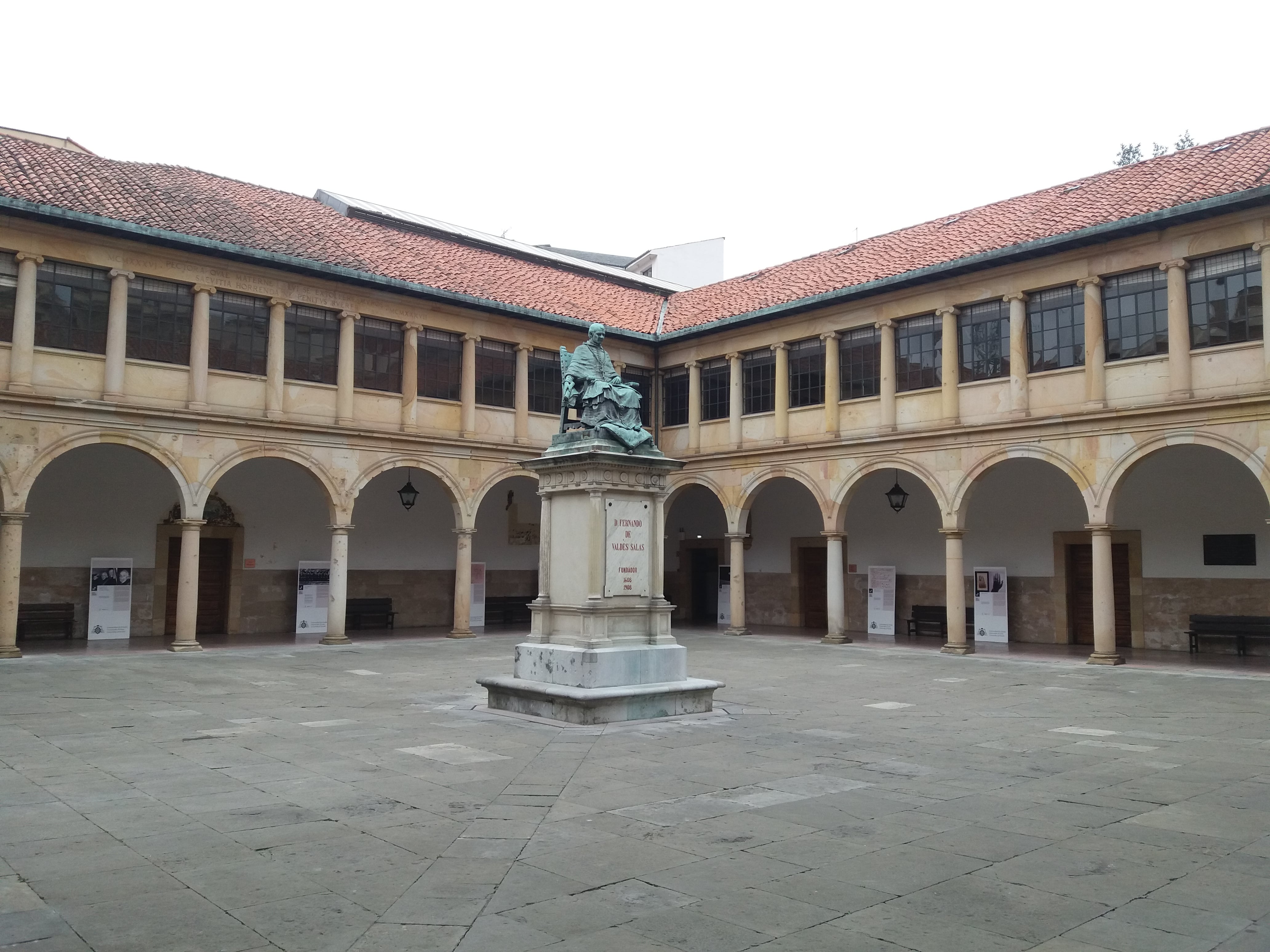 Claustro del edificio histórico de la Universidad de Oviedo (Archivo)