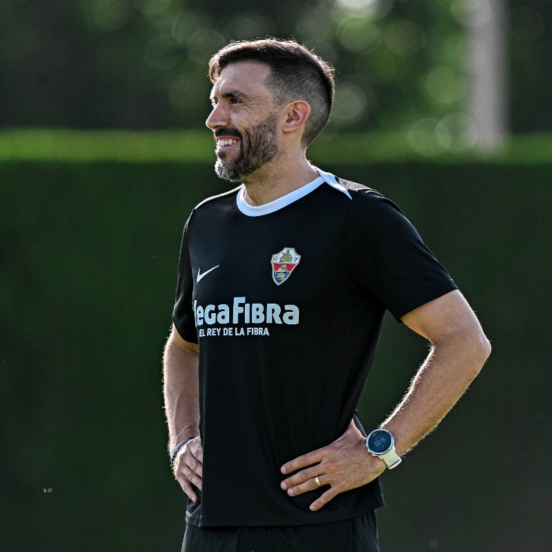 El técnico del Elche, Eder Sarabia, durante un entrenamiento