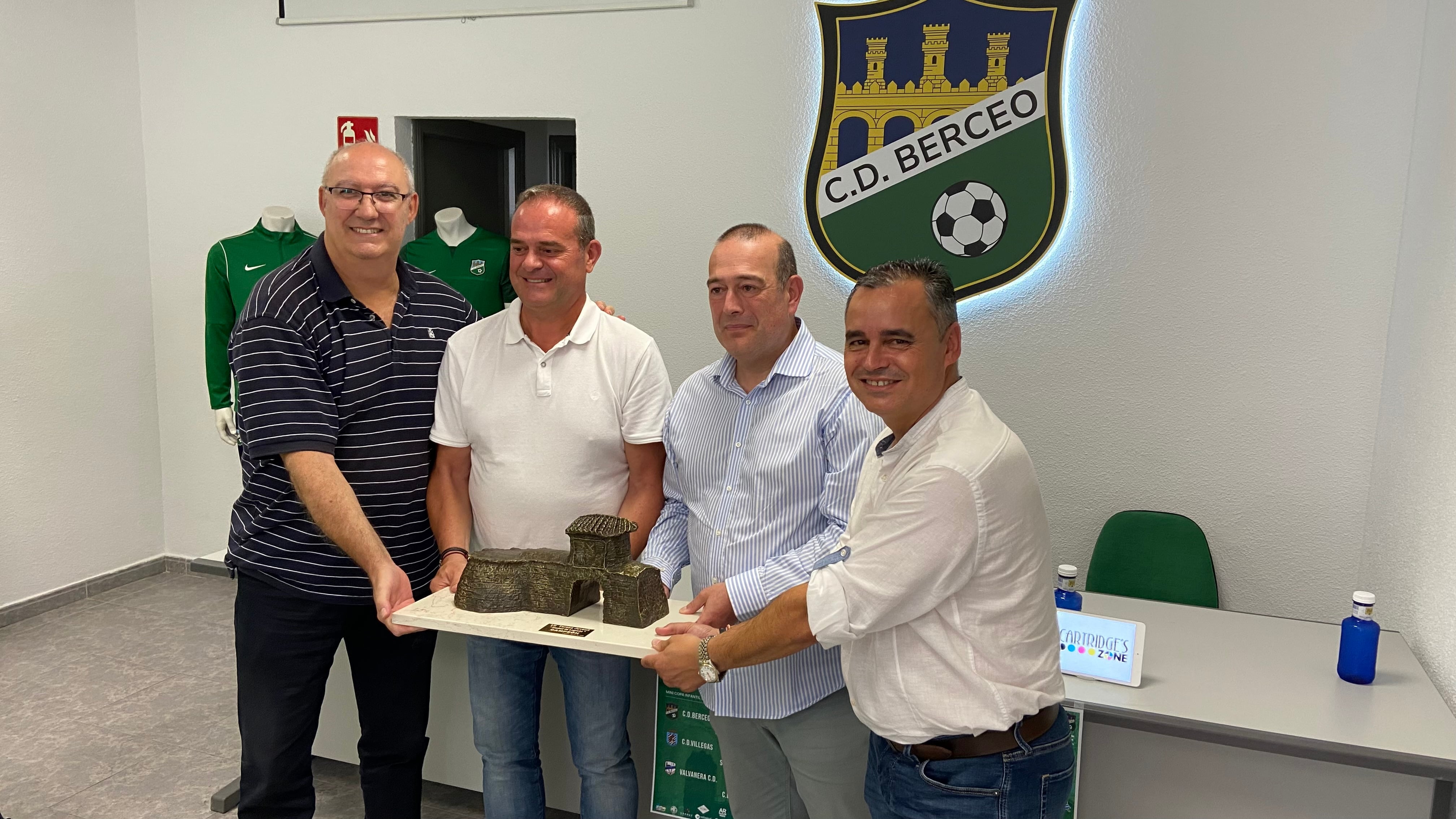 Jesús Rioja, Francisco Iglesias, Esteban Rubio y Gustavo Sáenz posan con el trofeo del torneo juvenil