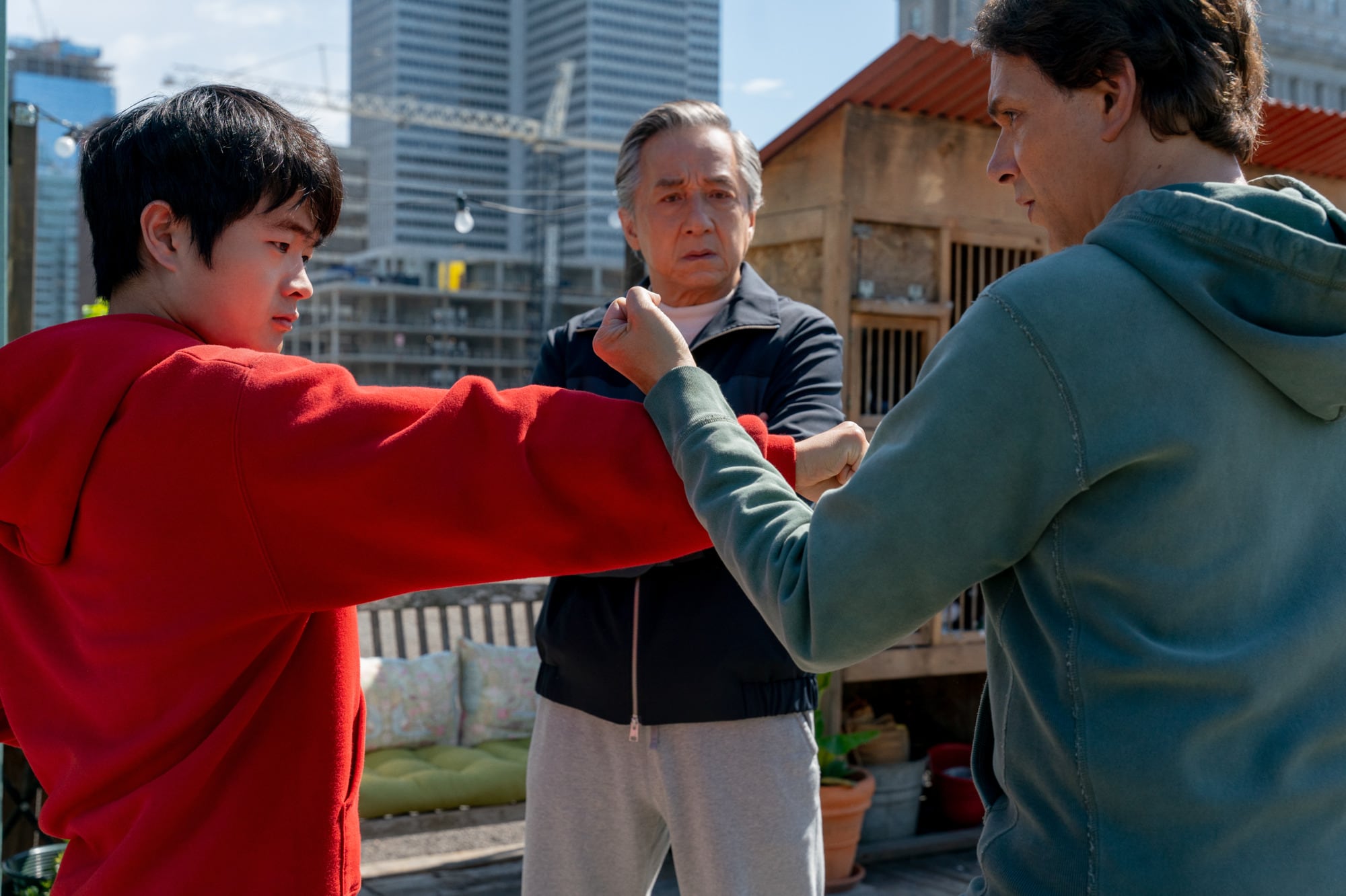 Fotograma de 'Karate Kid: Legends' (2025), con Jackie Chan como Mr. Han y Ralph Macchio como Daniel LaRusso / CEDIDA