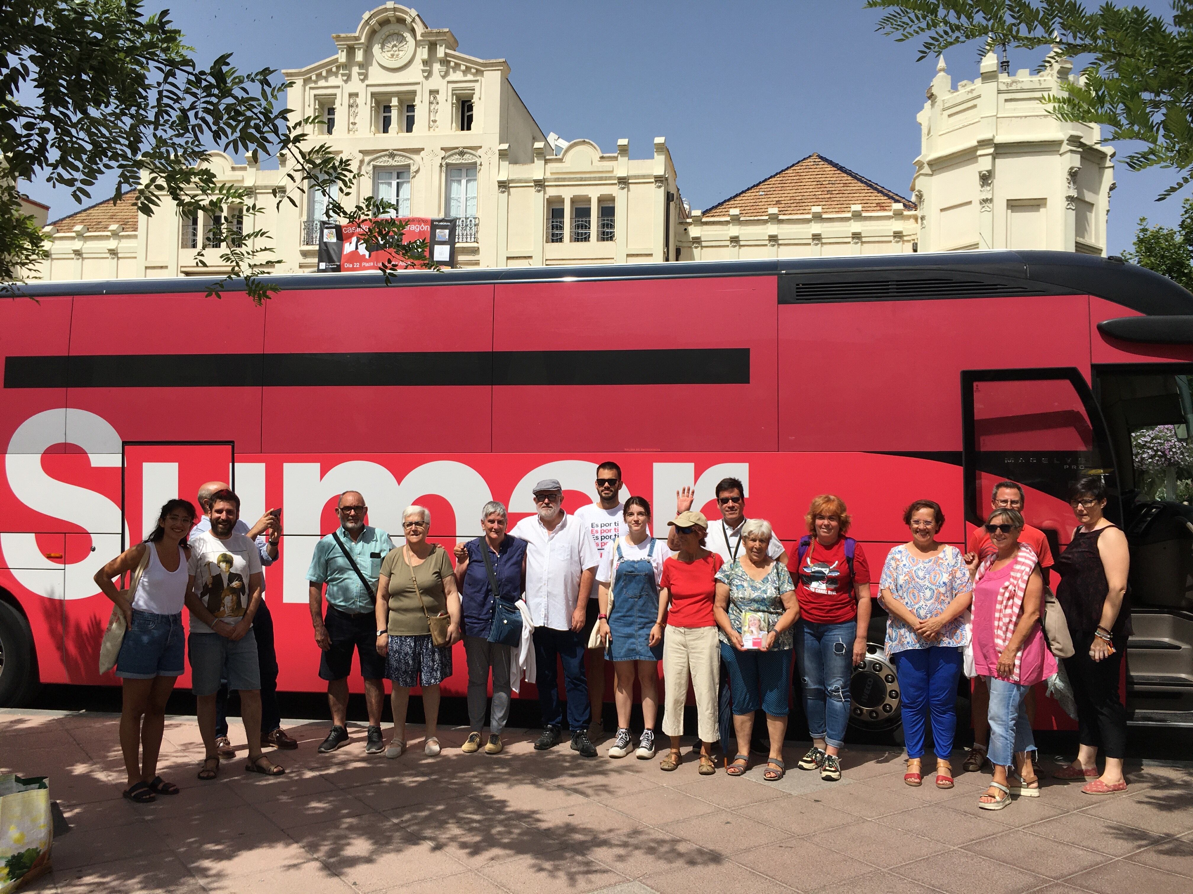 Sumar antes de salir con su autobús desde Huesca.