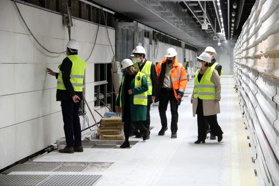 Núria Marín, Damià Calvet i Rosa Alarcón durant la visita d&#039;obres a l&#039;estació Ernest Lluch