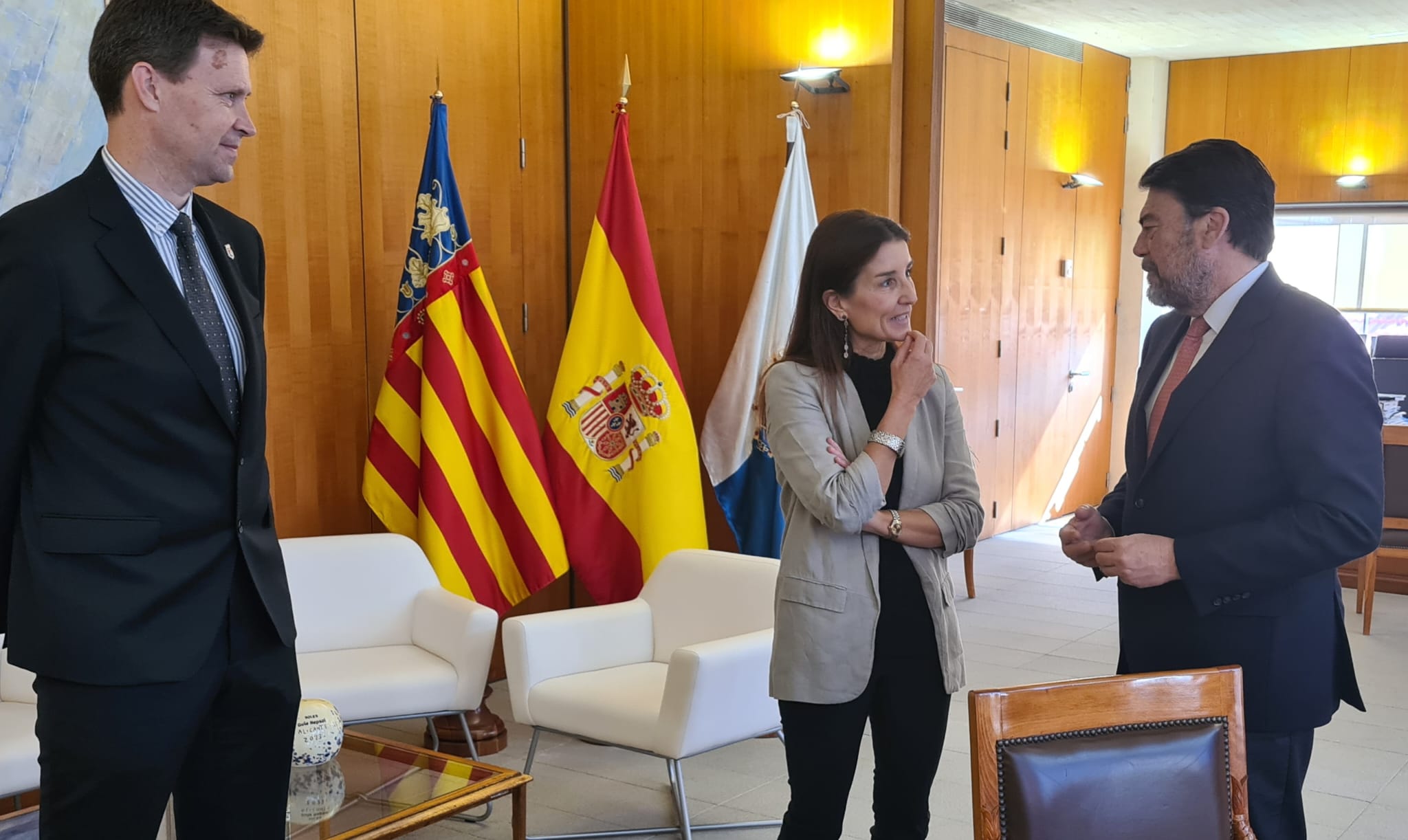 El alcalde de Alicante, Luis Barcala, se reúne con la consellera de Hacienda, Ruth Merino