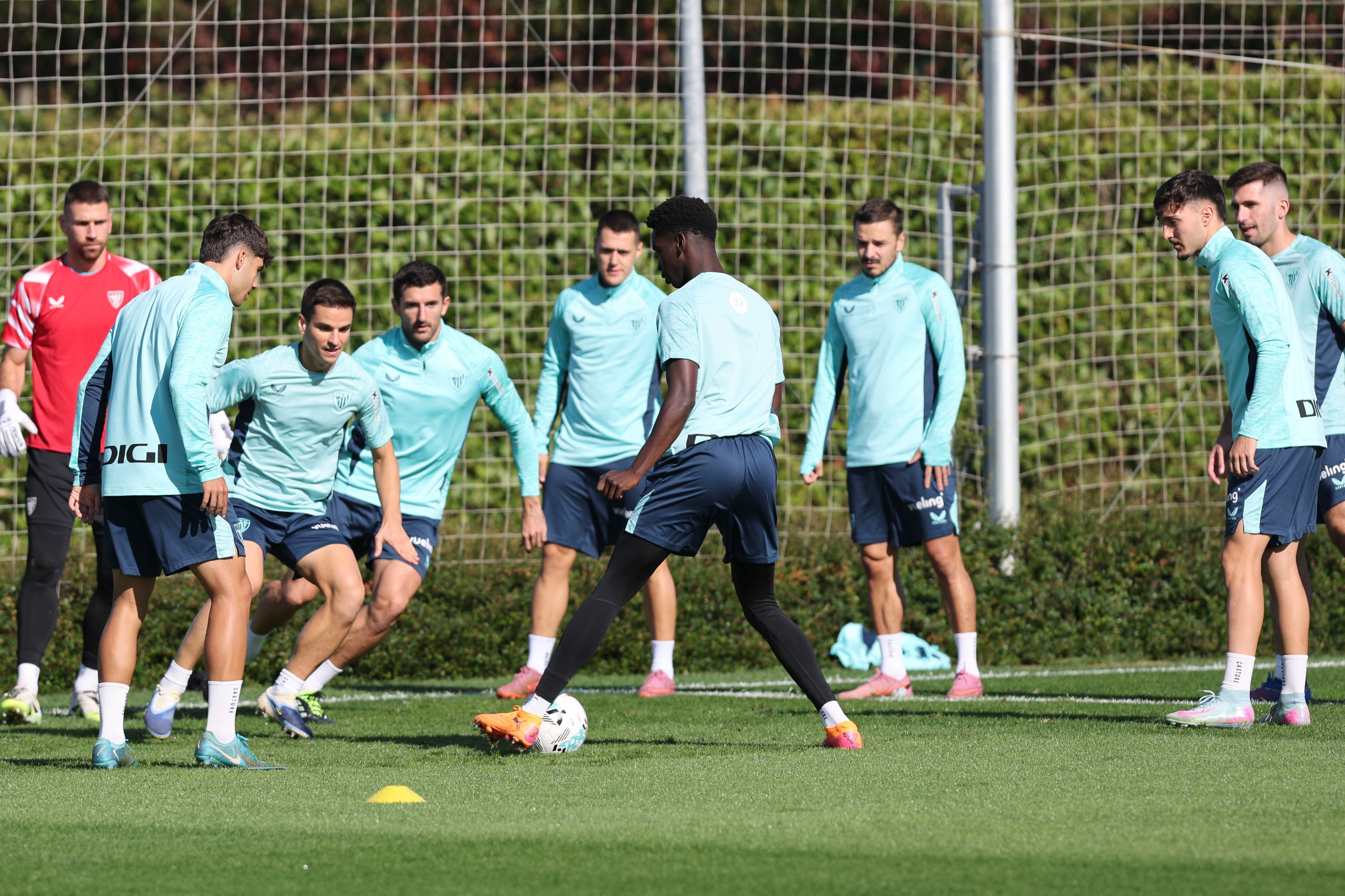Los jugadores del Athletic Club de Bilbao, este jueves durante el entrenamiento en Lezama
