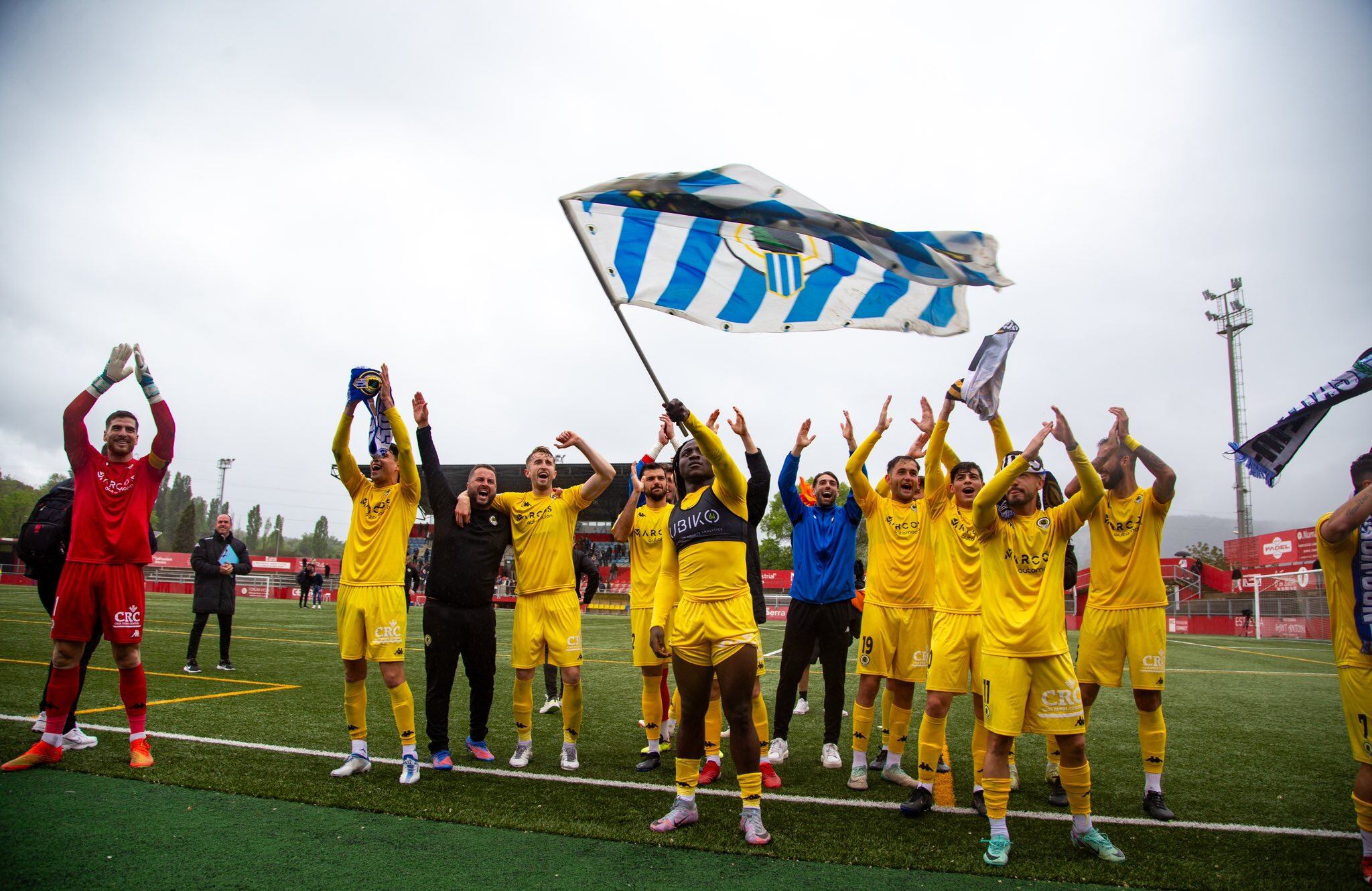 Celebración de los jugadores del Hércules sobre el césped del Hipòlit Planàs. Foto: Hércules CF