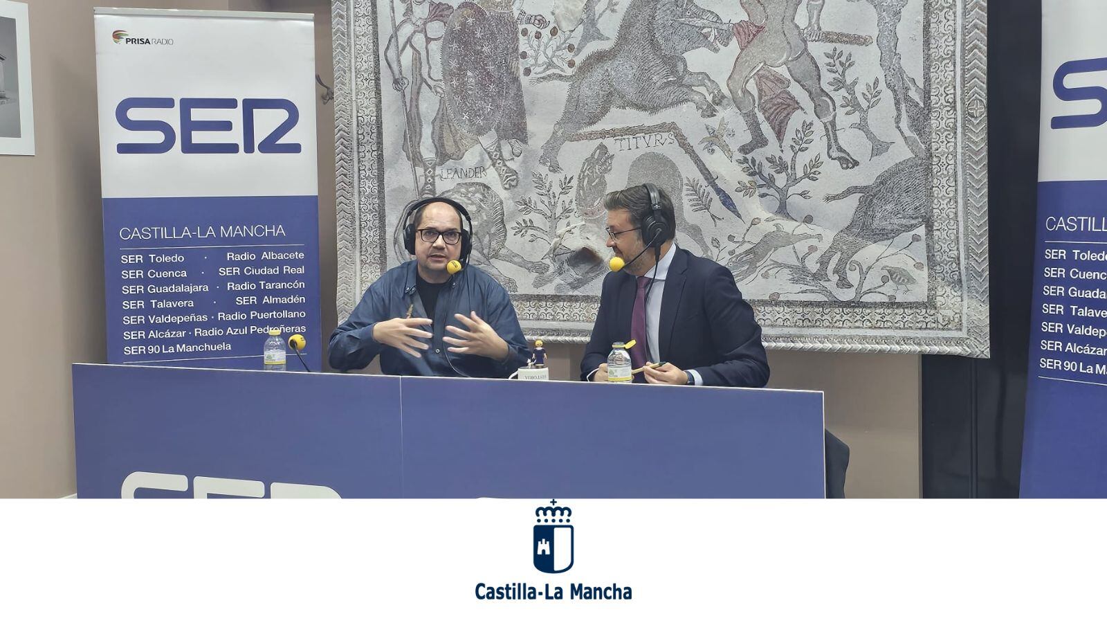 El presentador de SER Historia, Nacho Ares, junto al Consejero de Educación, Cultura y Deportes, Amador Pastor, durante la grabación del especial SER Historia en el Parque Arqueológico de Carranque (Toledo)