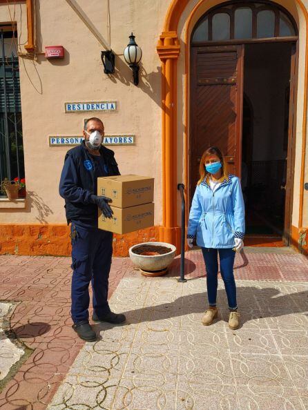 Reparto de pantallas protectoras en un asilo de la ciudad