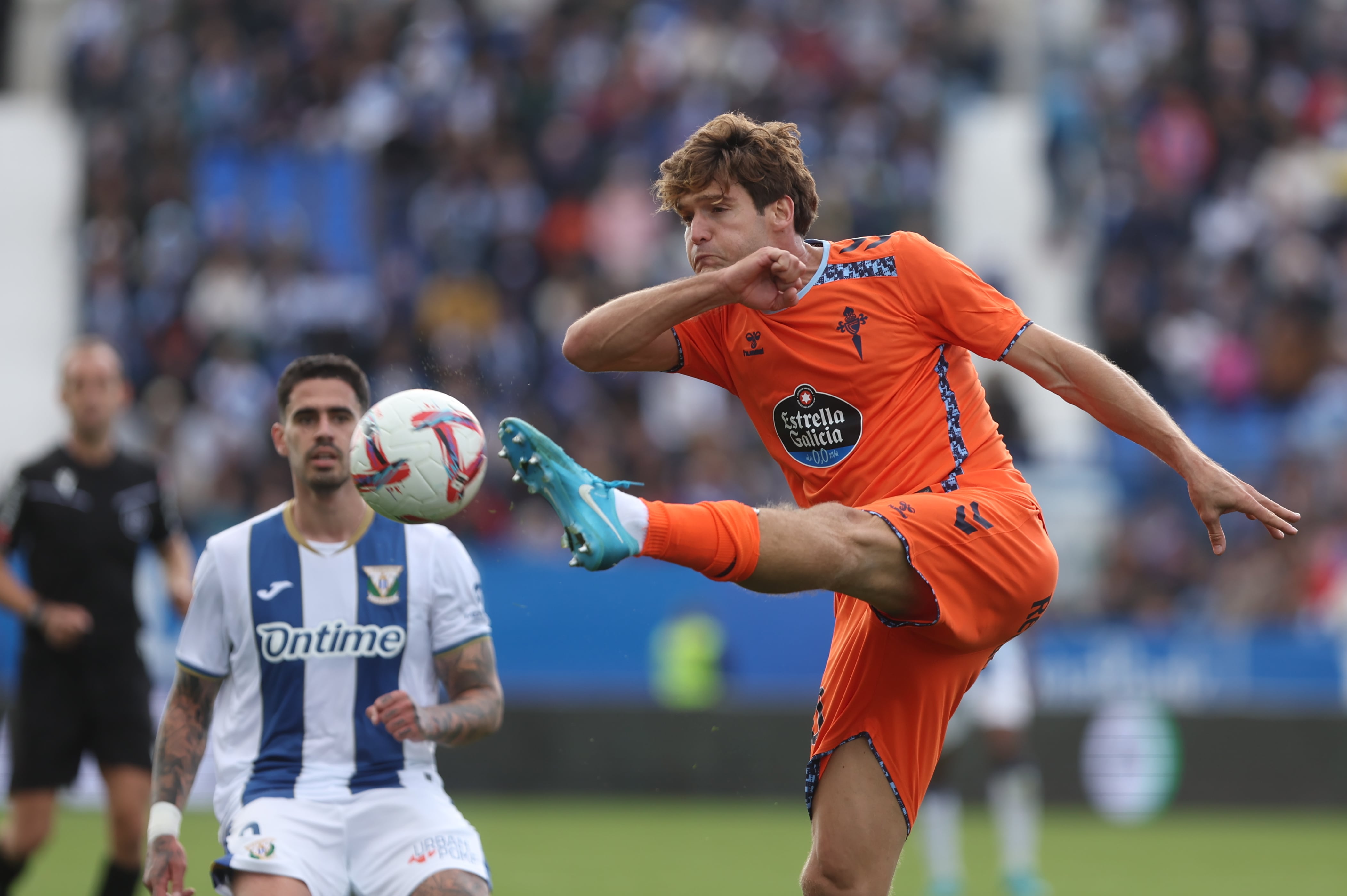 MADRID, 27/10/2024.- El defensa del Leganés Marcos Alonso en acción este domingo contra el Celta de Vigo en el estadio Municipal Butarque, correspondiente a la jornada 11 de LaLiga. EFE/ Kiko Huesca
