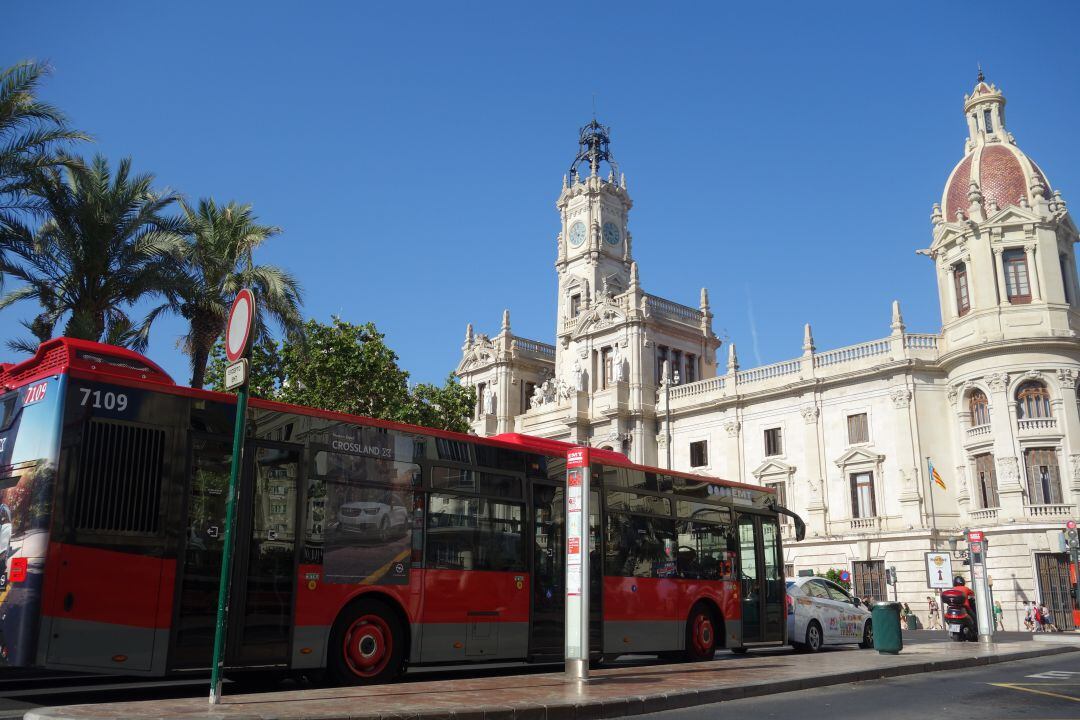 Autobús de la EMT en la plaza del Ayuntamiento