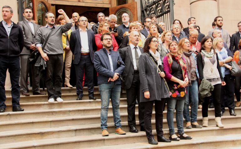 Diputados electos de Junts pel Sí y de la CUP en las escaleras del Palacio de Justicia de Barcelona 