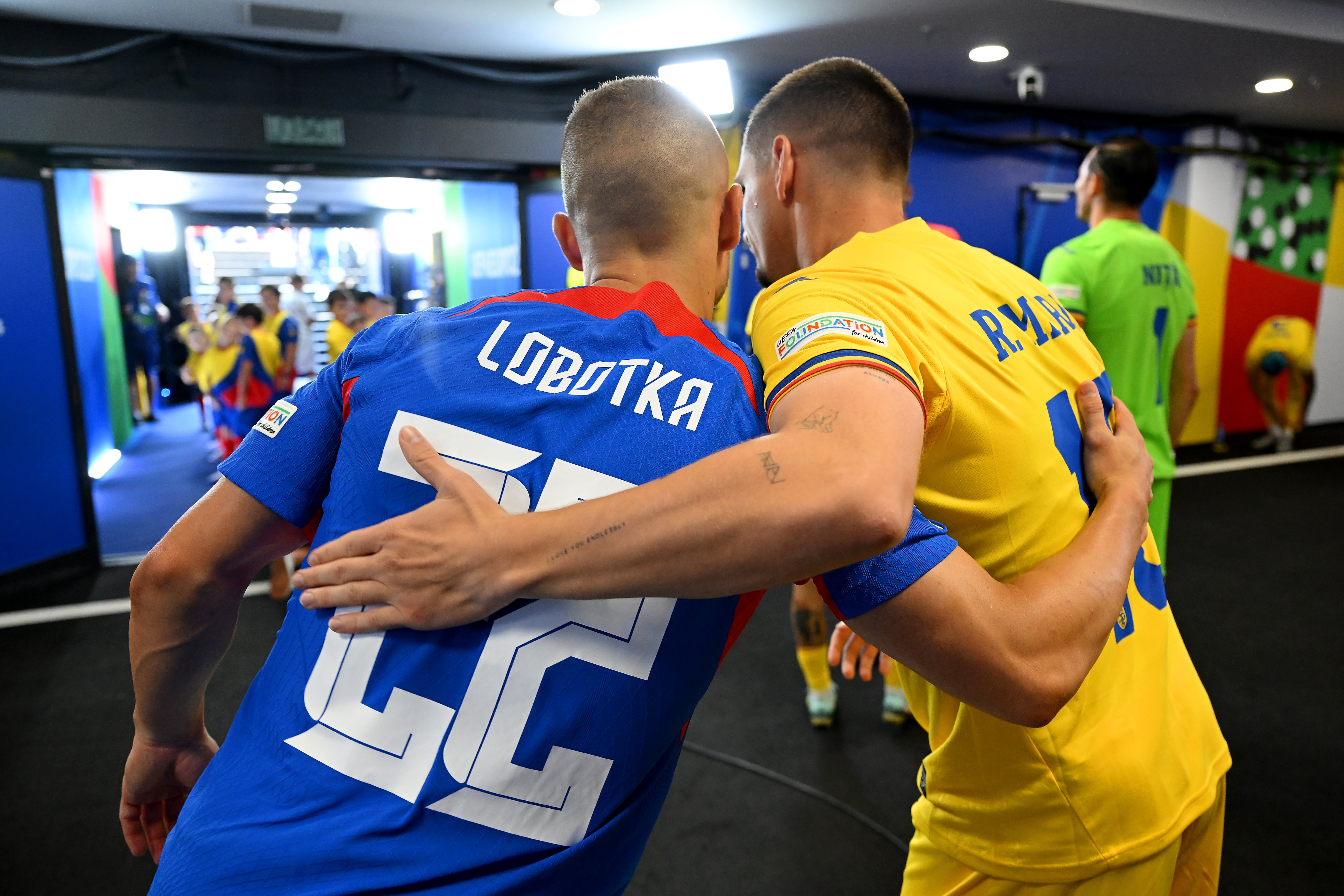 Stanislav Lobotka y Razvan Marin se abrazan en la previa del Eslovaquia - Rumanía de la fase de grupos de la Eurocopa