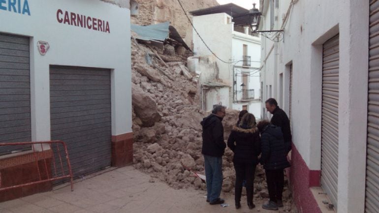 Técnicos municipales y de Cultura de la Junta de Andalucía evalúan las consecuencias tras el derrumbe de parte de un talud de la antigua alcazaba de Zújar