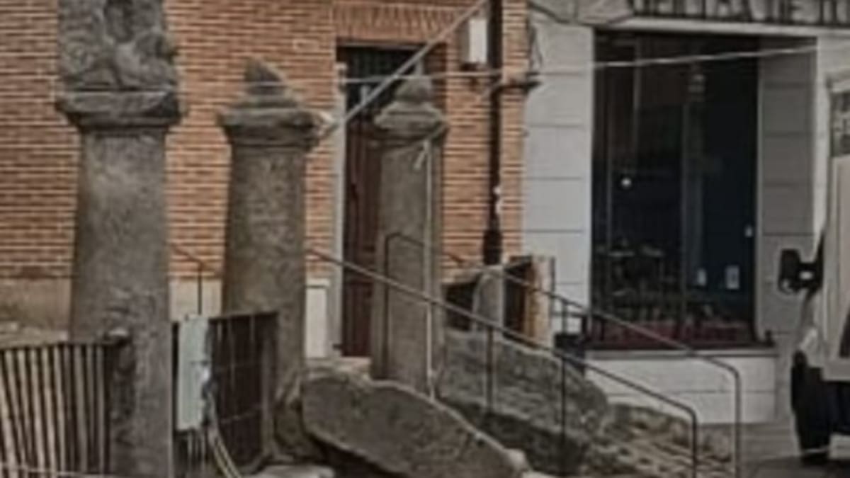 "¿Quién ha dado de paso eso?": Medina usa las columnas de la Colegiata como anclaje de los hinchables navideños