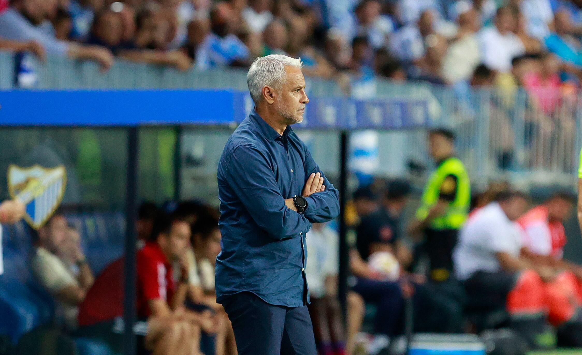Sergio Pellicer mira el partido desde la banda de La Rosaleda