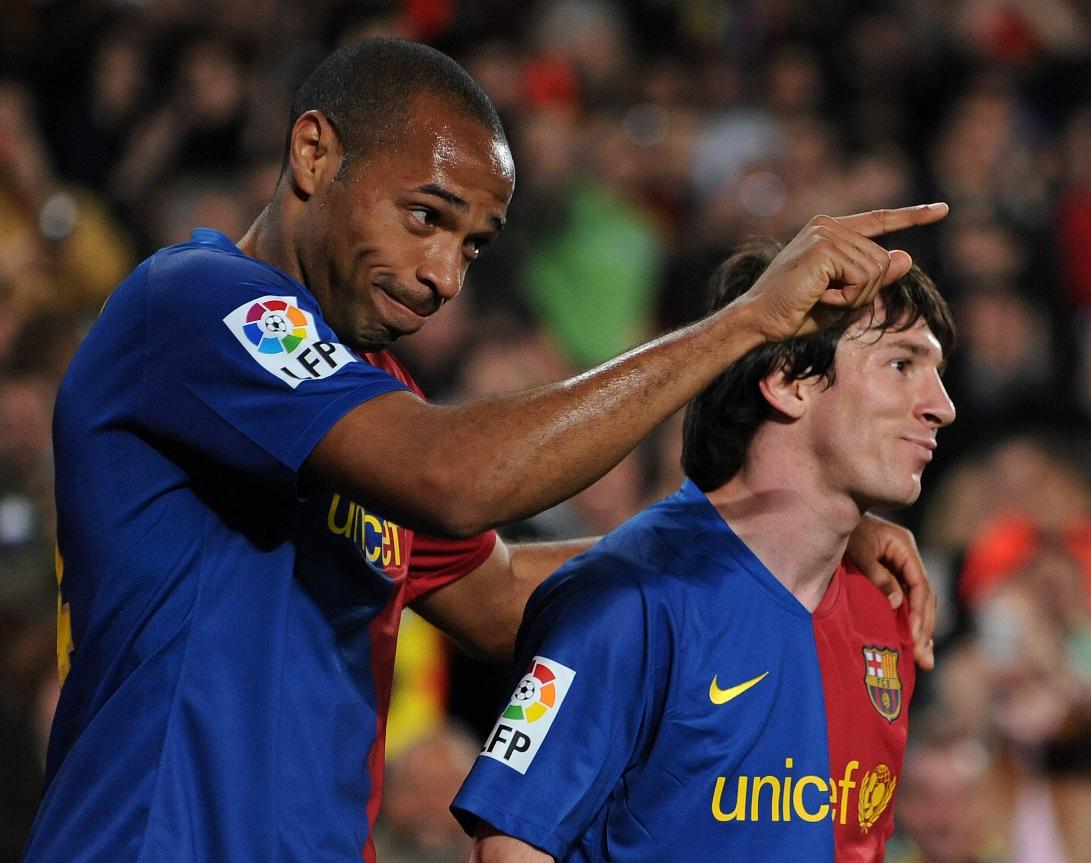 Lionel Messi y Thierry Henry celebran juntos un gol del Barça al Málaga en Liga en el Camp Nou