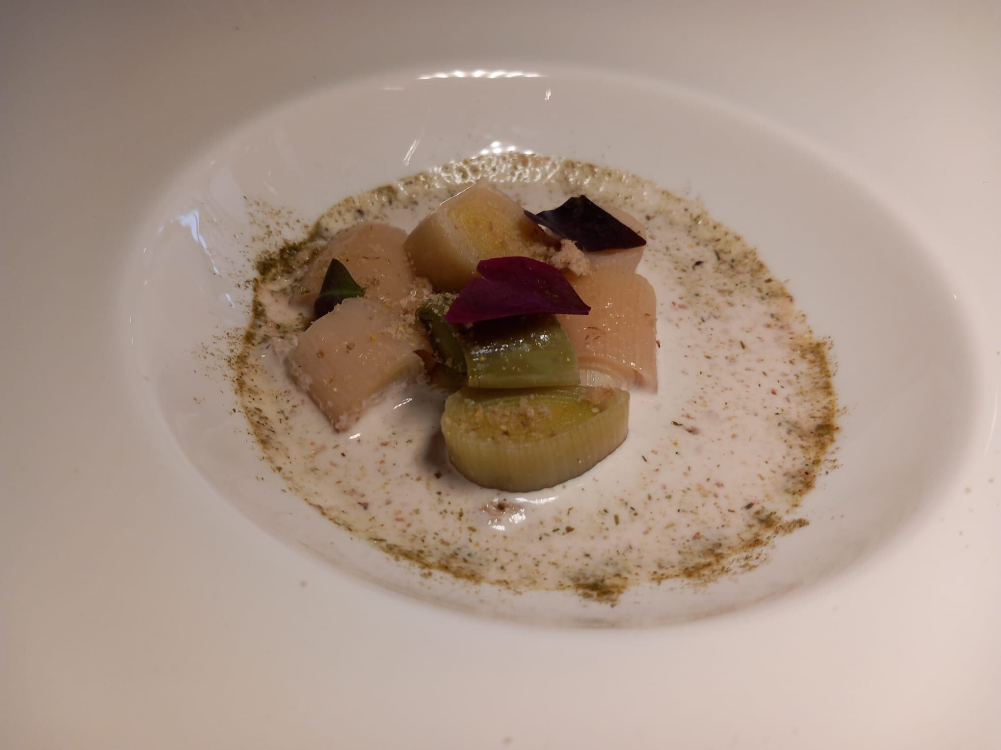 Puerro alimonao con crema de nuez