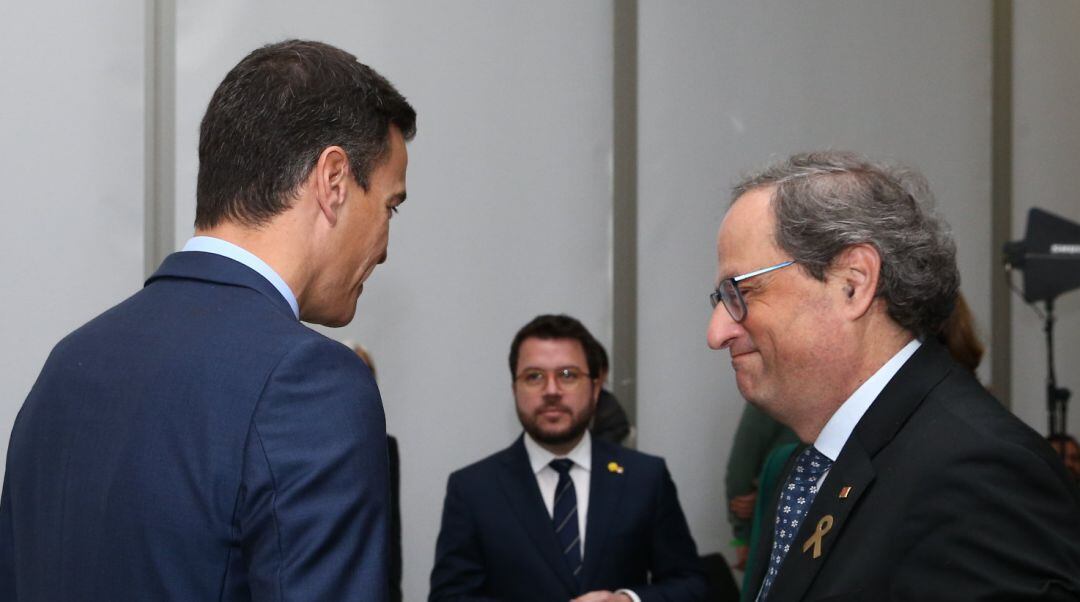 Pedro Sánchez y Quim Torra se saludan en presencia del vicepresidente de la Generalitat, Pere Aragonès, en la inauguración del Mobile World Congress, la semana pasada, en Barcelona