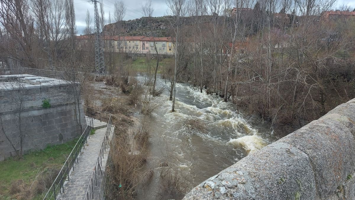 Mejora la situación de los ríos en Ávila, pero se mantiene el Estado de Emergencia en la capital