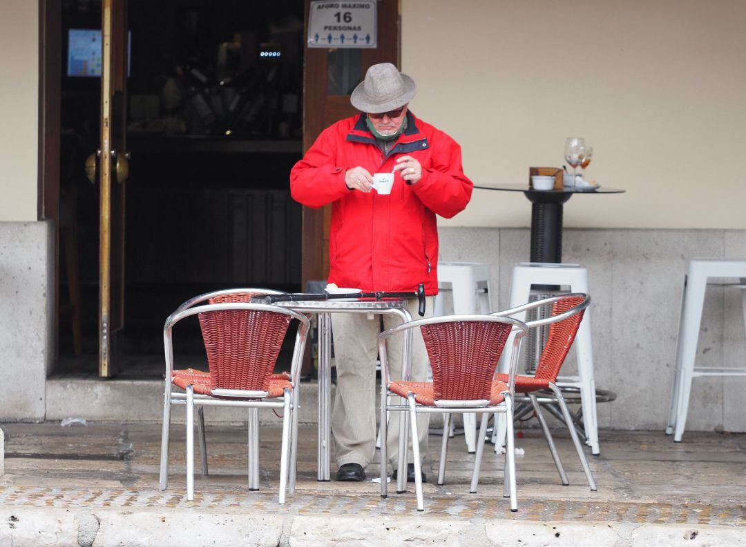 Un hombre toma un café en un bar de Tordesillas, Valladolid (España)