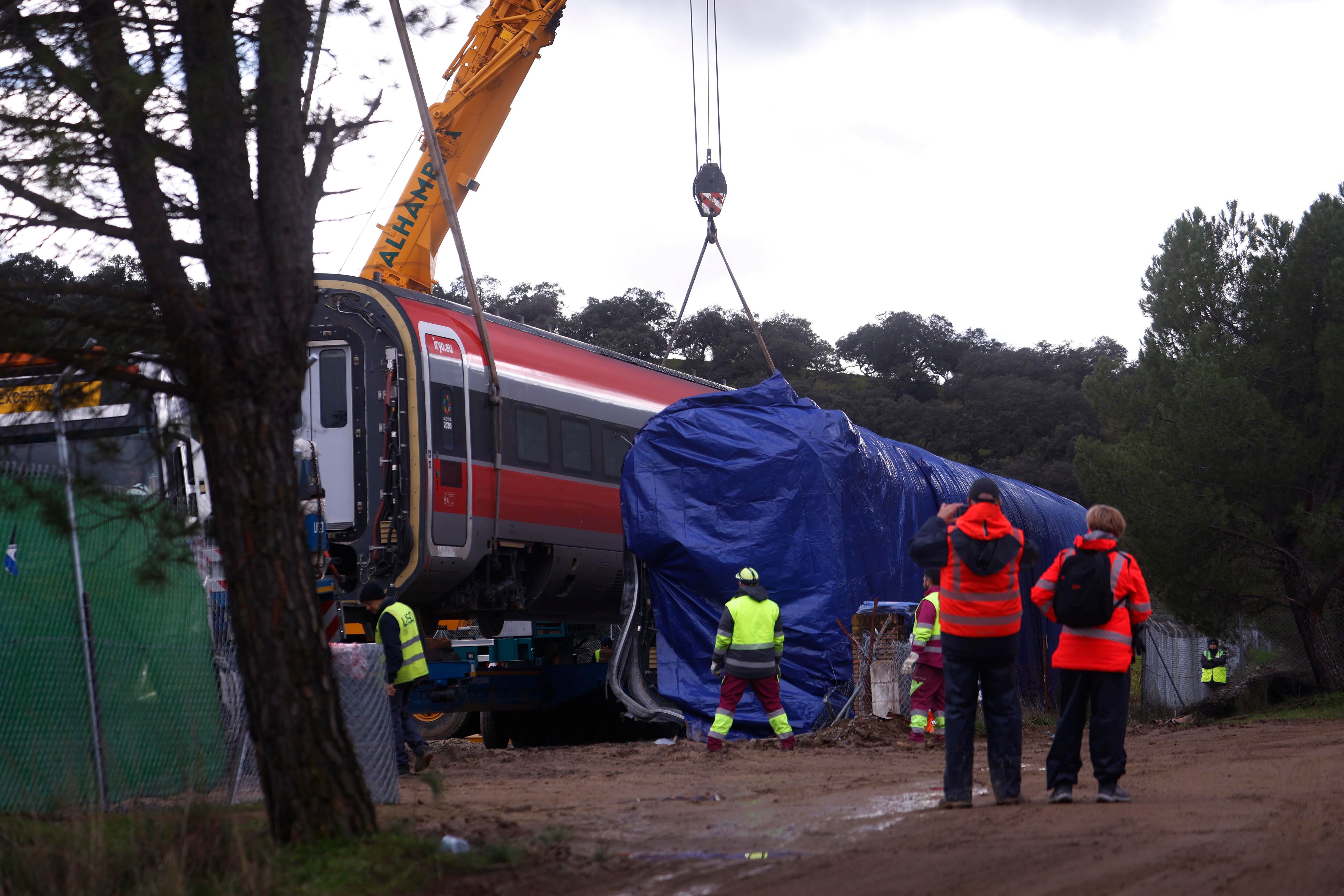 Trabajos de retirada de las vías de los vagones del Iryo en Adamuz (Córdoba)