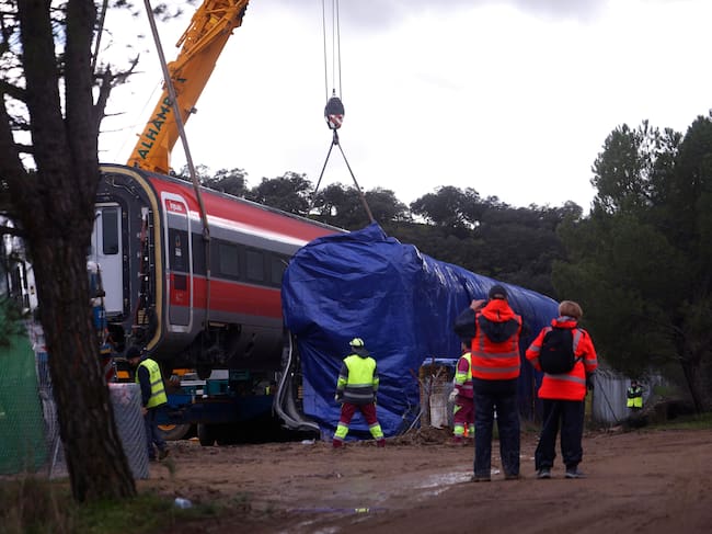 Trabajos de retirada de las vías de los vagones del Iryo en Adamuz (Córdoba)