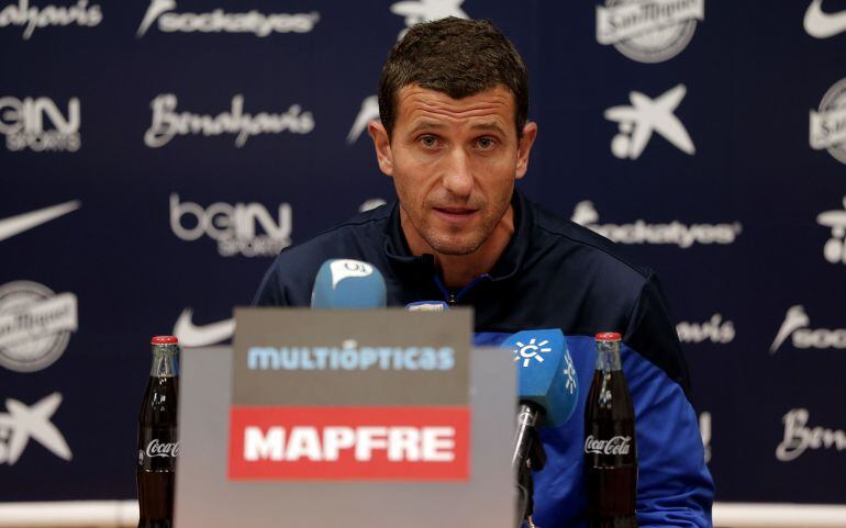 Javi Gracia atiende a los medios en el estadio de atletismo