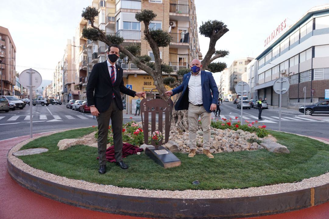 El alcalde de Elda, Rubén Alfaro con el presidente del Eldense, David Aguilar (D)