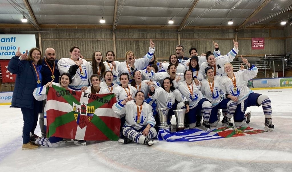 Las jugadoras del Txuri celebran el título de liga