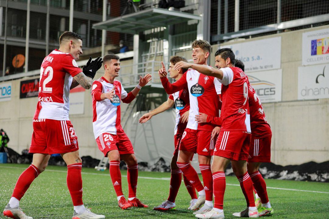 Jugadores del Celta celebran el gol de José Fontán